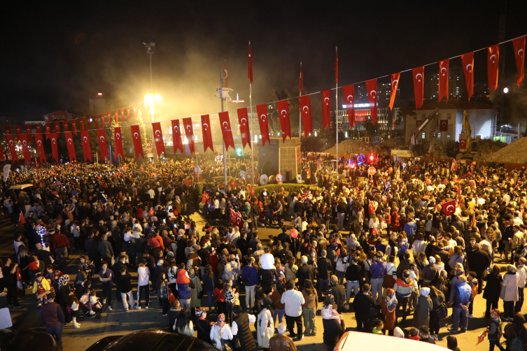 Cumhuriyet’in 100’üncü yılına fener alaylı kutlama